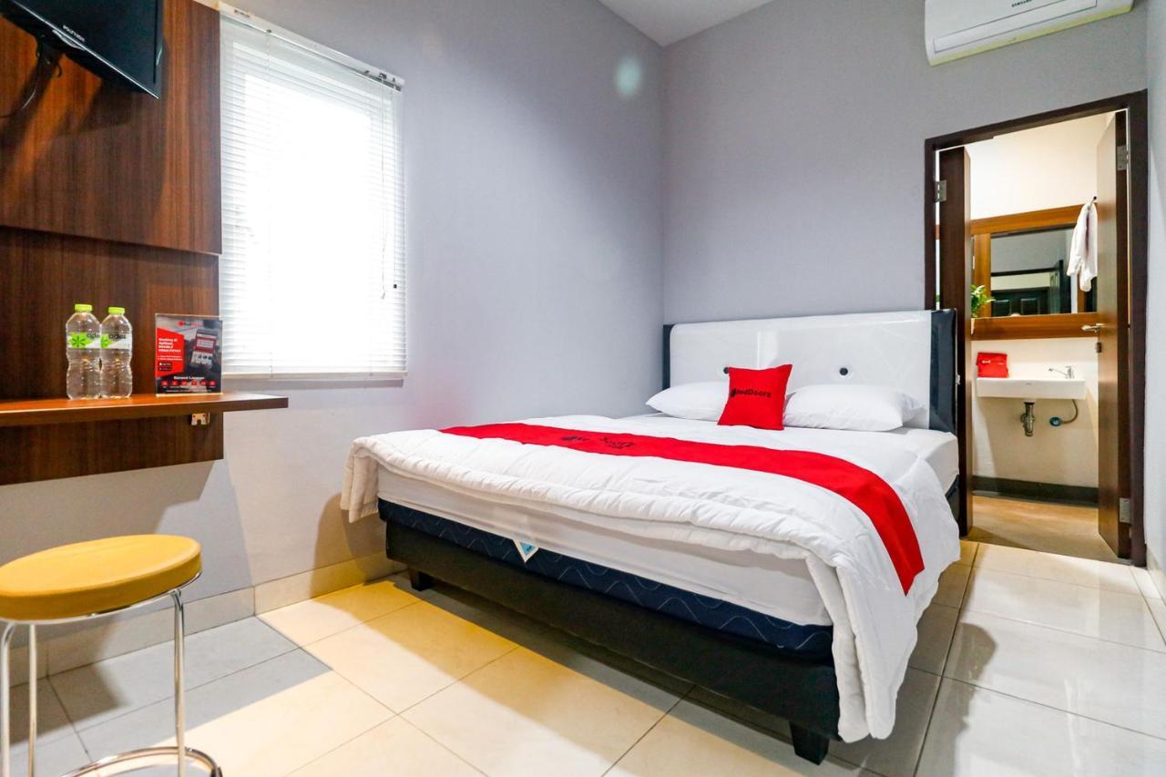 Reddoorz Near Kebon Jeruk Jakarta Eksteriør billede