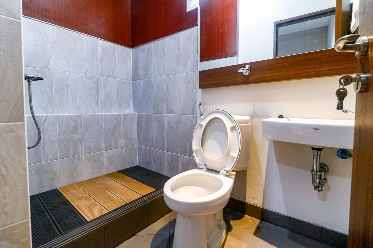 Reddoorz Near Kebon Jeruk Jakarta Eksteriør billede